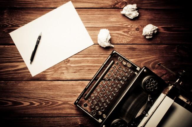 maszyna do pisania i dziennikarz 