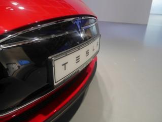 Wsiedliśmy do Tesli Model S &#8211; samochodu, który redefiniuje motoryzację jak iPhone komórki