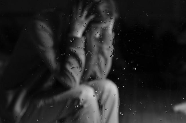 smutek-kobieta-deszcz 