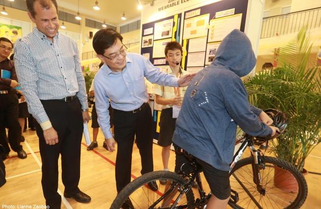 13-latkowie programują i tworzą innowacyjne kurtki dla rowerzystów &#8211; tak wyglądają gimnazja w Singapurze