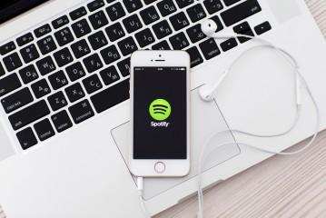 Spotify prze do przodu jak taran i deklasuje rywali