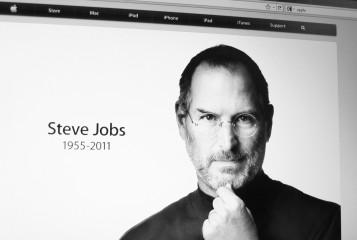 Steve Jobs udziela wywiadu. Sztuczna inteligencja przywraca zmarłych do życia