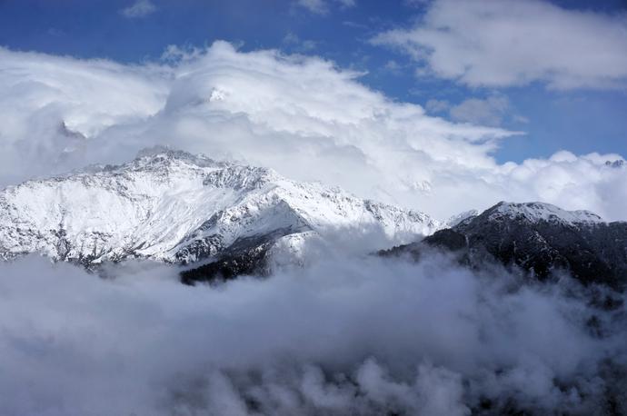 Królowa gór wśród chmur. Himalaje &#8211; piechotą przez Nepal