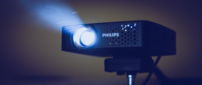 Philips PicoPix 3614, czyli projektor z Androidem, który&#8230; zmieści się w kieszeni – recenzja Spider’s Web