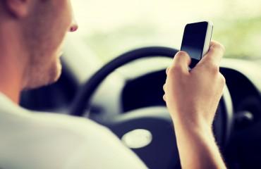 Zabiorą prawo jazdy za przekroczenie prędkości. A co z korzystaniem ze smartfonów podczas jazdy?