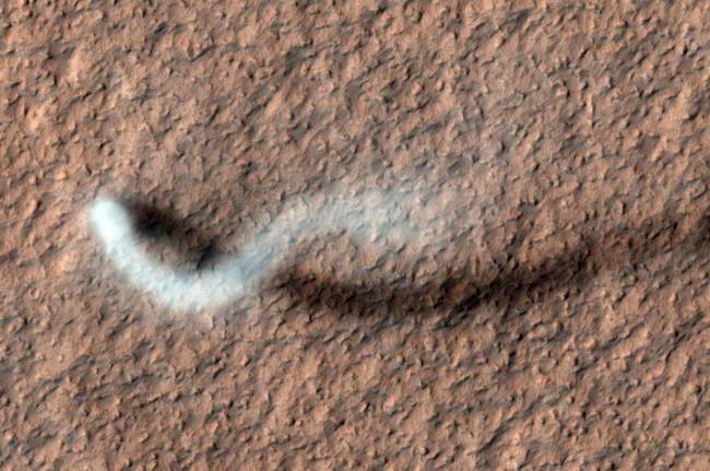 21_the_serpent_dust_devil_on_mars_pia15116-br2 