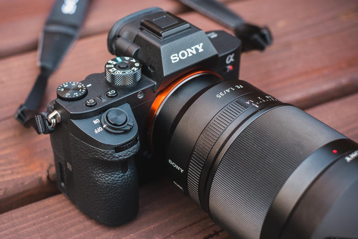 Sony 50 mm f/1.4 to kosmiczny obiektyw, w kosmicznej cenie