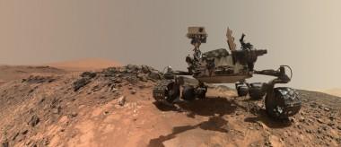Mars. Łazik Curiosity bawi się w geologa i odkrywa historię wody