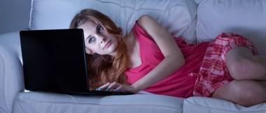 Przesiadywanie do późna na Facebooku może powodować zaburzenia snu