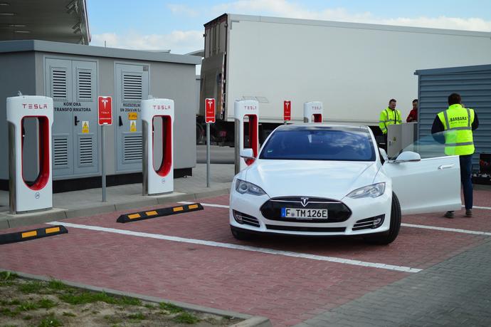 Tesla kończy z bezpłatnym ładowaniem dla nowych samochodów