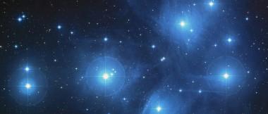 Plejady zachwycają nie tylko marzycieli. Spójrz w niebo i zobacz piękną gromadę gwiazd