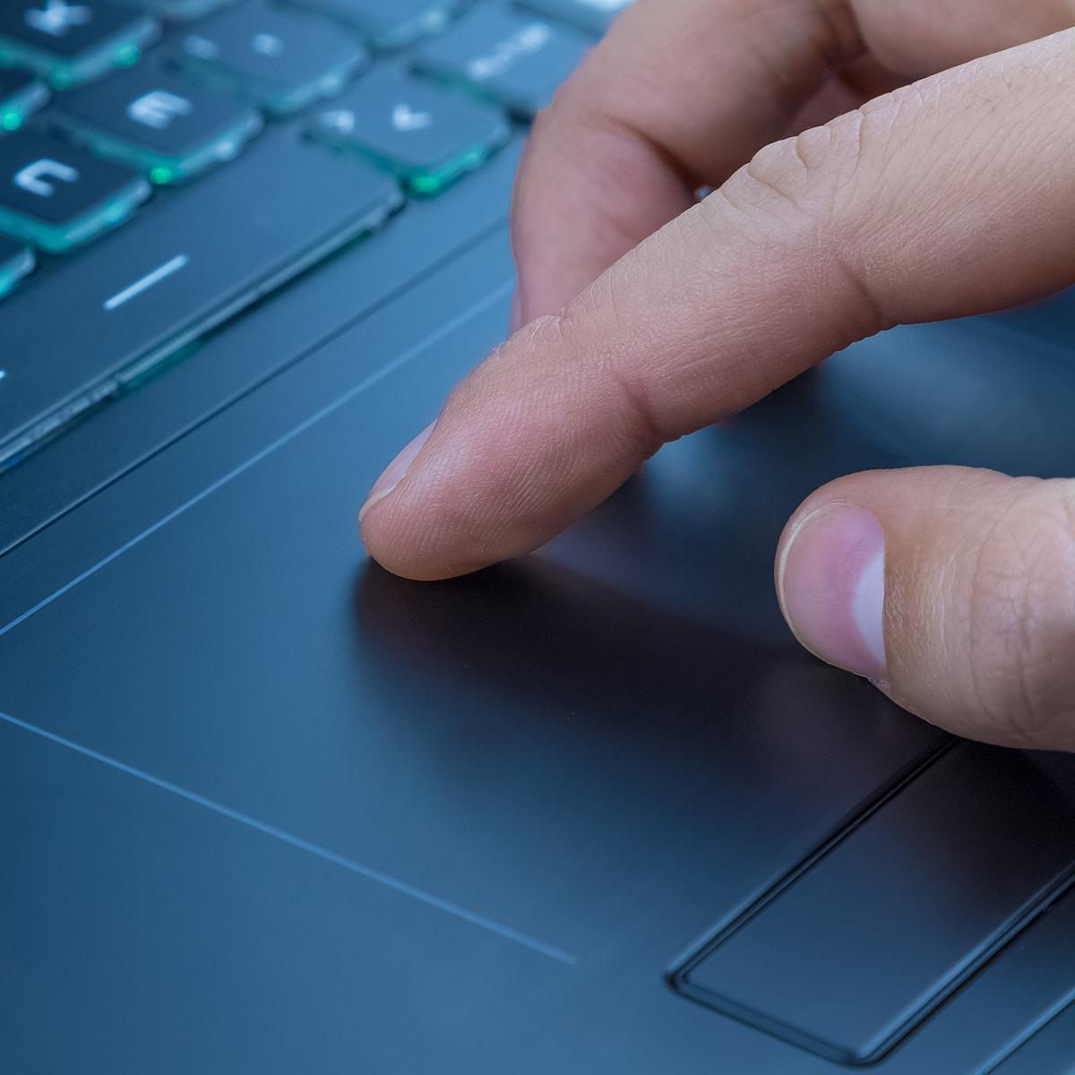 Gesty wykonywane na touchpadzie czterema palcami umożliwiają szybki dostęp do dodatkowych funkcji systemu Windows 10. 