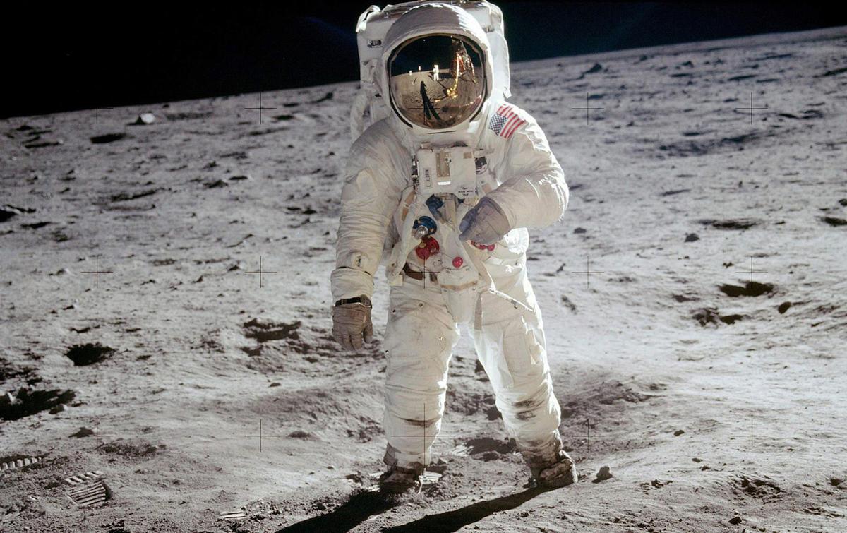 Zdjęcie wykonane Hasselbladem na powierzchni Księżyca. 