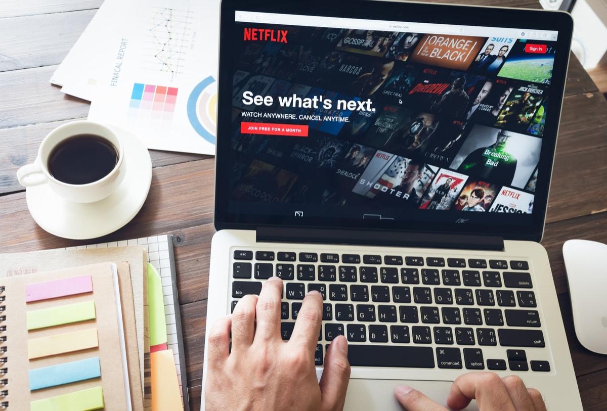 Netflix - jak to działa? Sprawdź nasz poradnik i oglądaj świetne seriale class="wp-image-582302" title="Netflix: nowy plan Mobilny+ do oglądania na komputerze i na dwóch smartfonach lub tabletach" 