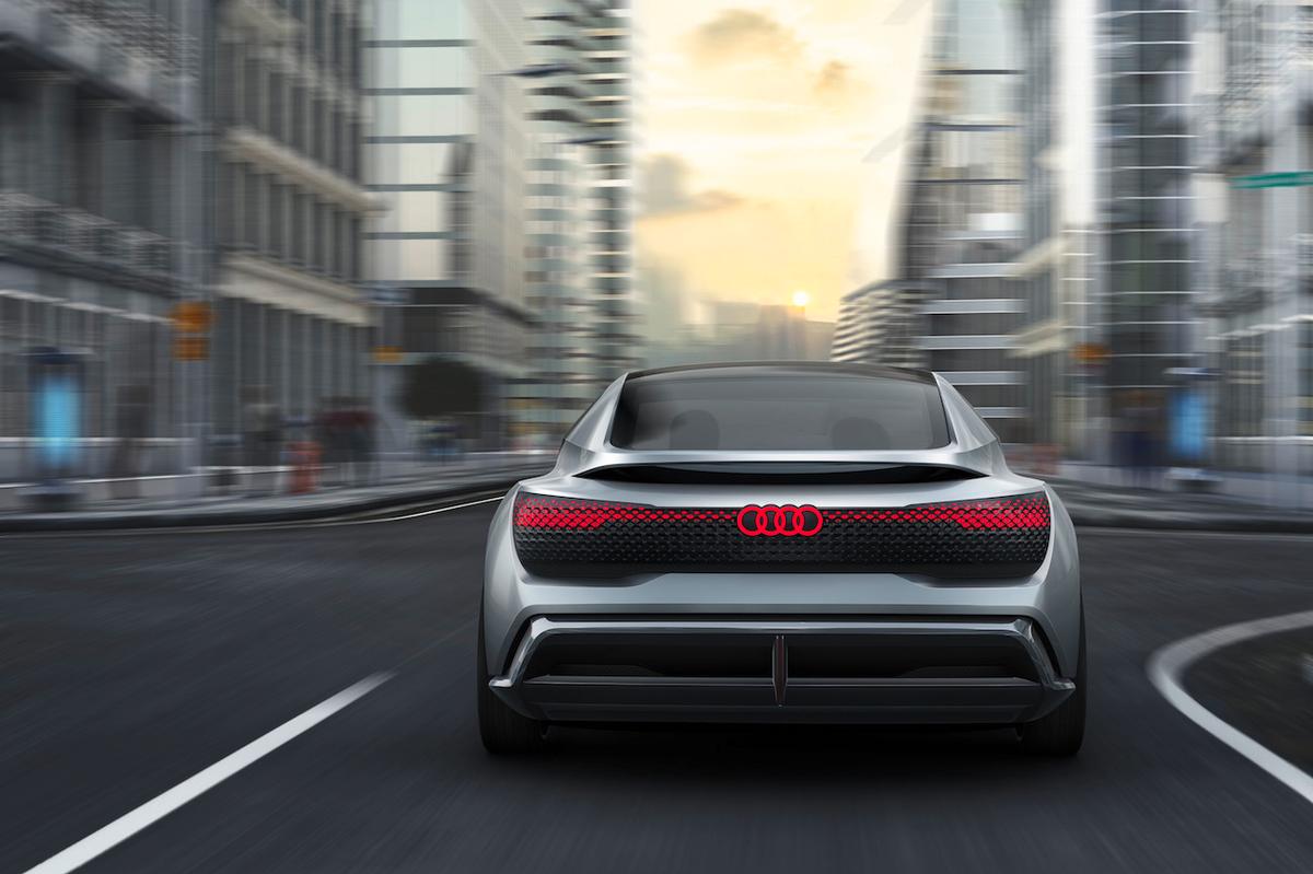 Audi przyszłości nie ma pedałów i kierownicy. Ma za to&#8230; drona z latarką