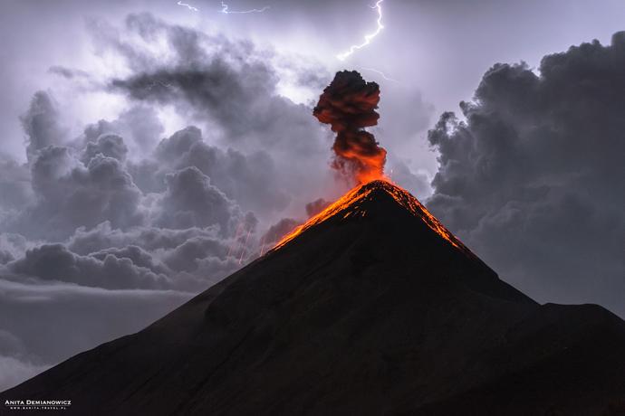 Anita Demianowicz - fotografia podróżnicza - erupcja wulkanu