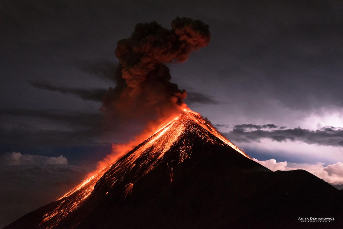 Anita Demianowicz - fotografia podróżnicza - erupcja wulkanu class="wp-image-636337" 
