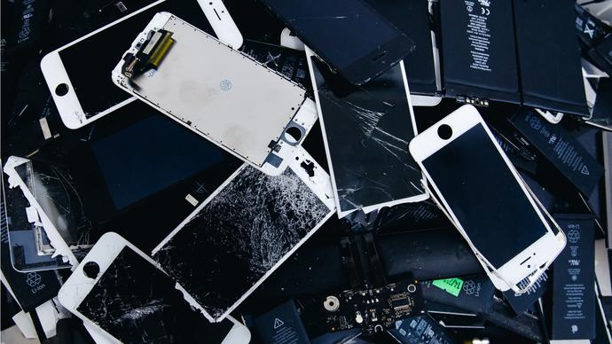 Apple obniża wydajność starych iPhone'ów. Klienci w Polsce mogą domagać się wymiany na nowe