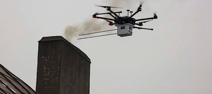 Katowice: dron podlatuje do komina i pobiera próbkę. Efekt? Mandat 500 zł