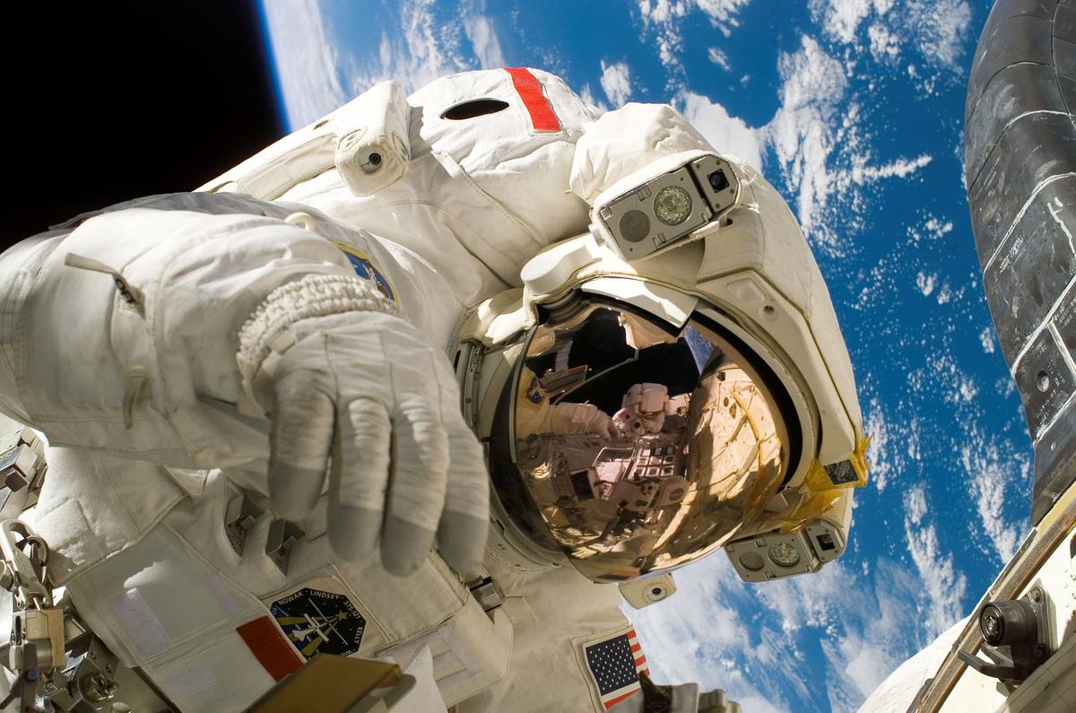 Astronauta NASA wyszedł na spacer kosmiczny, ale zapomniał o karcie SD