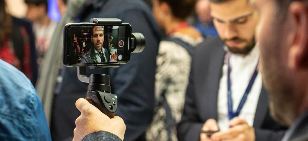 Jak nagrywać wideo smartfonem w branży technologicznej - poradnik