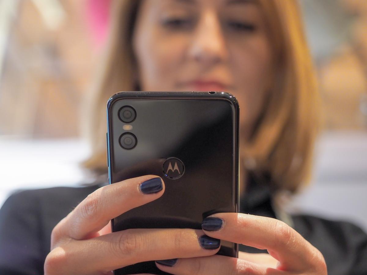 Motorola One to bezczelny klon iPhone'a X.