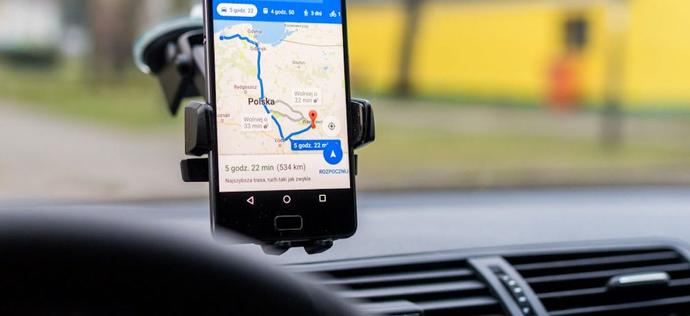 Nowość w Google Maps: niebieską strzałkę w nawigacji zastąpiły małe samochodziki