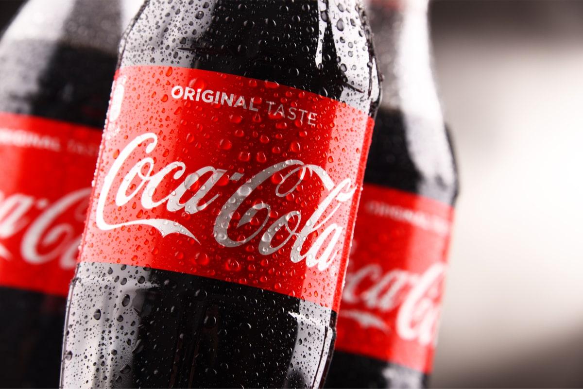 Coca-Cola się zmienia. Puszki nie będą już owijane plastikiem