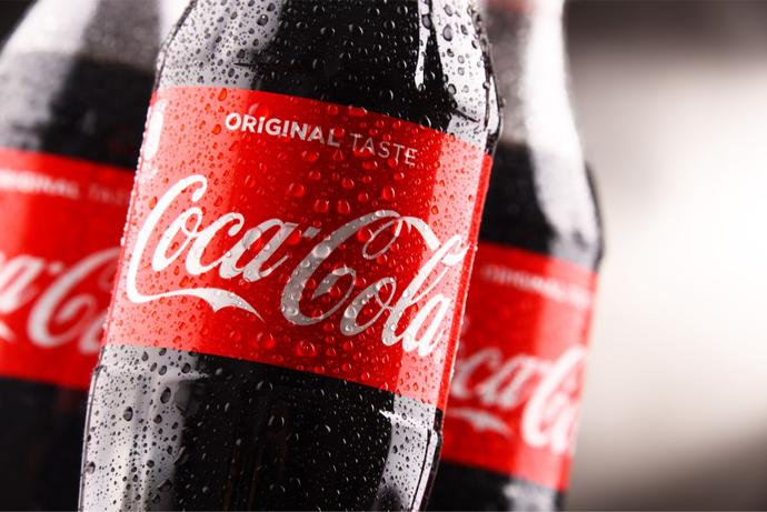 Coca-Cola się zmienia. Puszki nie będą już owijane plastikiem