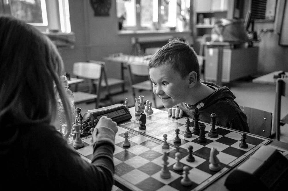 Zdjęcie pojedyncze - III miejsce w kategorii LUDZIE. Fot. Mirosław Pieślak, dla „Faktu” Gdańsk. Młodzi adepci gry w szachy podczas szkolnego turnieju. 17 listopada 2018. 