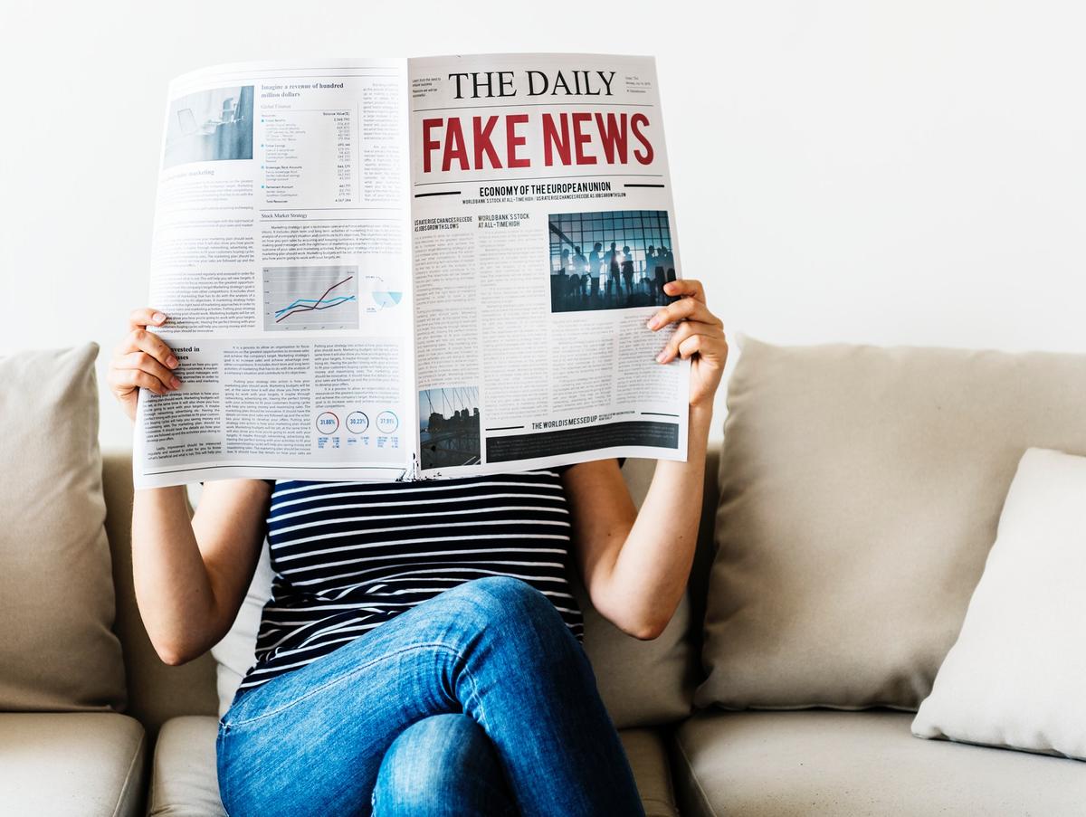 Starsi internauci są bardziej podatni na fake newsy. Powstały badania na ten temat