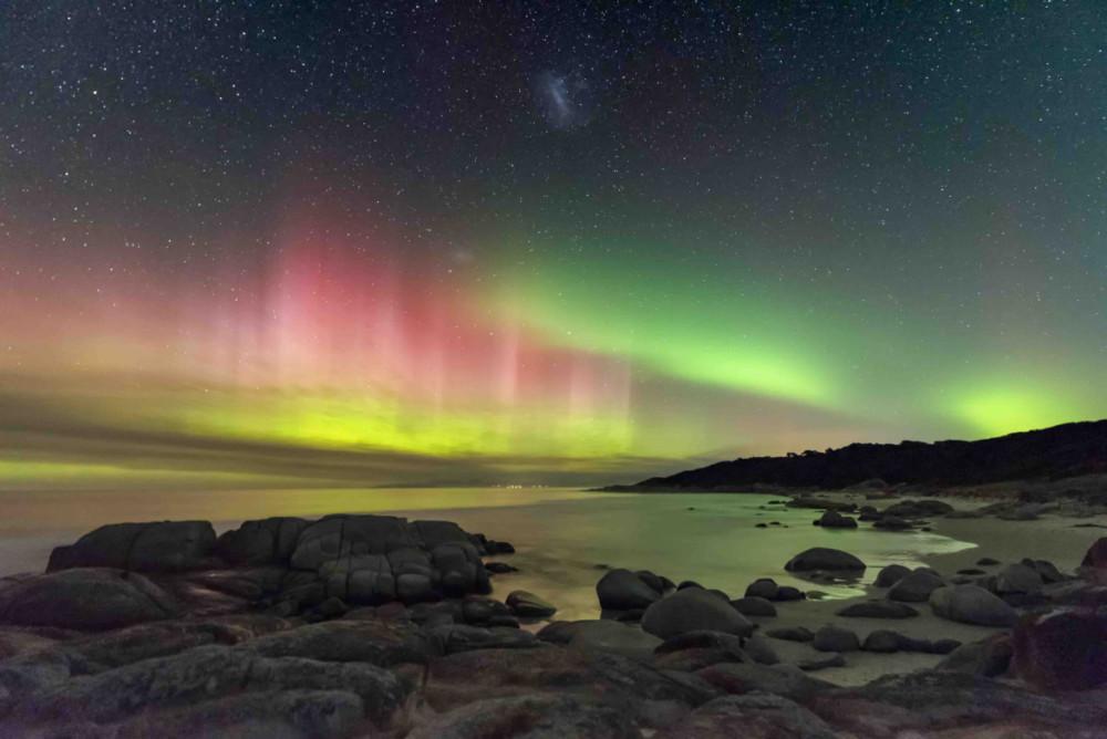 Fot. James Stone, Aurora Australis z plaży Beerbarrel  class="wp-image-958640" 
