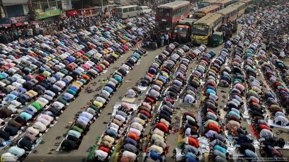 Fot. Sandipani Chattopadhyay, &quot;STREETS OF DHAKA&quot; - III miejsce w kategorii &quot;Cities&quot;. Ludzie modlą się na ulicach miasta Dhaka w Bangladeszu w trakcie jedno z największych na świecie muzułmańskich świąt Ijtema.  class="wp-image-956669" 