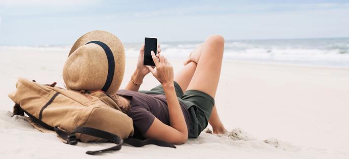 Smartfon na plaży to zły pomysł. 3 niebezpieczeństwa, które na niego czyhają