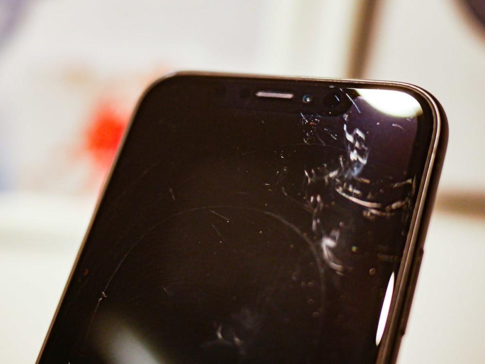 iPhone - ekran porysowany obiektywem innego iPhone'a  