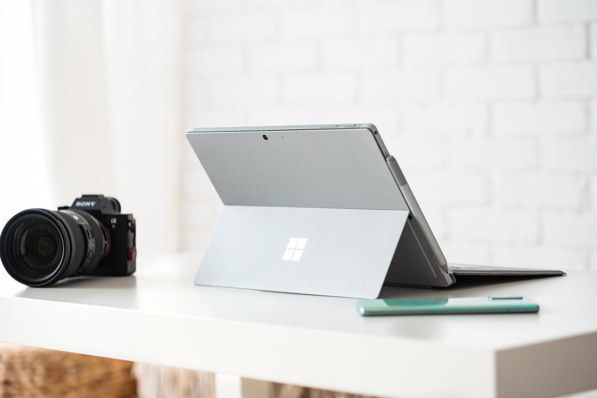 Microsoft uważa, że Surface Pro 7 jest lepszy niż MacBook Pro i kłamie w reklamie