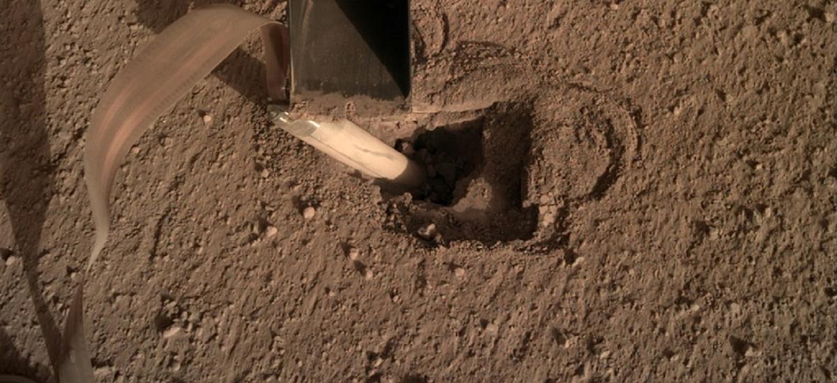 Marsjański kret w końcu wraca do akcji. Inżynierowie próbują wcisnąć go pod powierzchnię