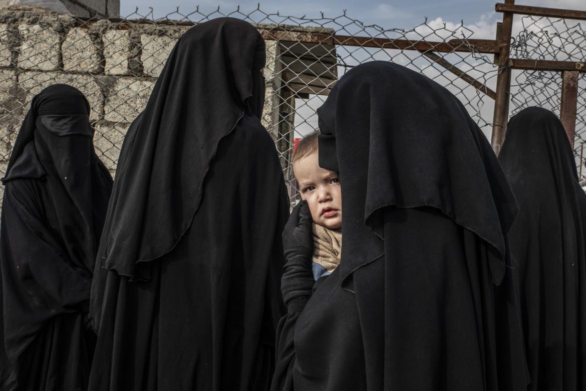 Fot. Alessio Mamo, &quot;Russian Mother and her Child at Al-Hol Refugee Camp&quot;. 2. miejsce w kategorii General News 