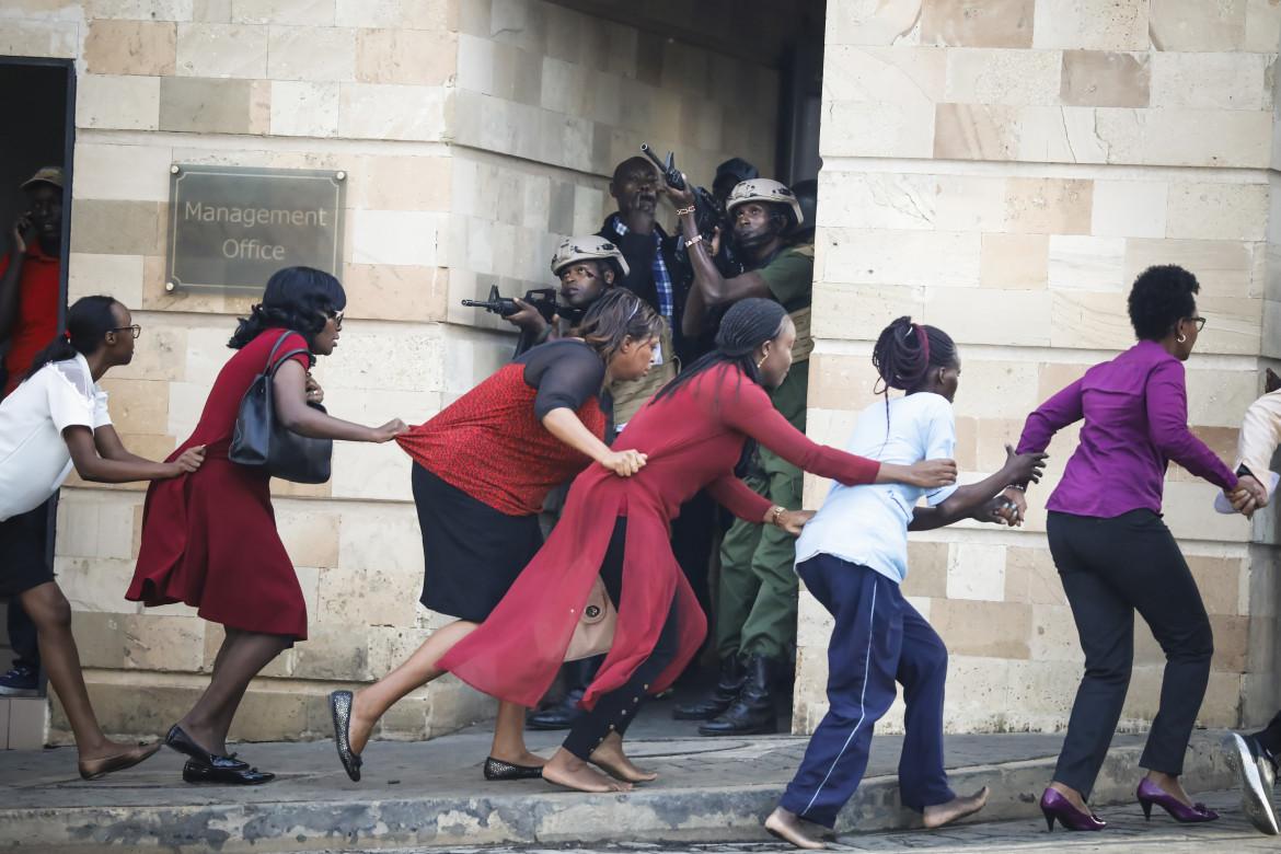 Fot. Dai Kurokawa / European Pressphoto Agency, &quot;Nairobi DusitD2 Hotel Attack&quot;. 2. miejsce w kategorii Spot News class="wp-image-1128688" 