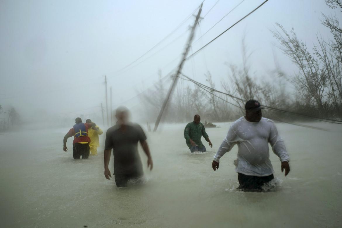 Fot. Ramon Espinosa / Associated Press, &quot;Dorian’s Devastation&quot;. 3. miejsce w kategorii Spot News class="wp-image-1128691" 