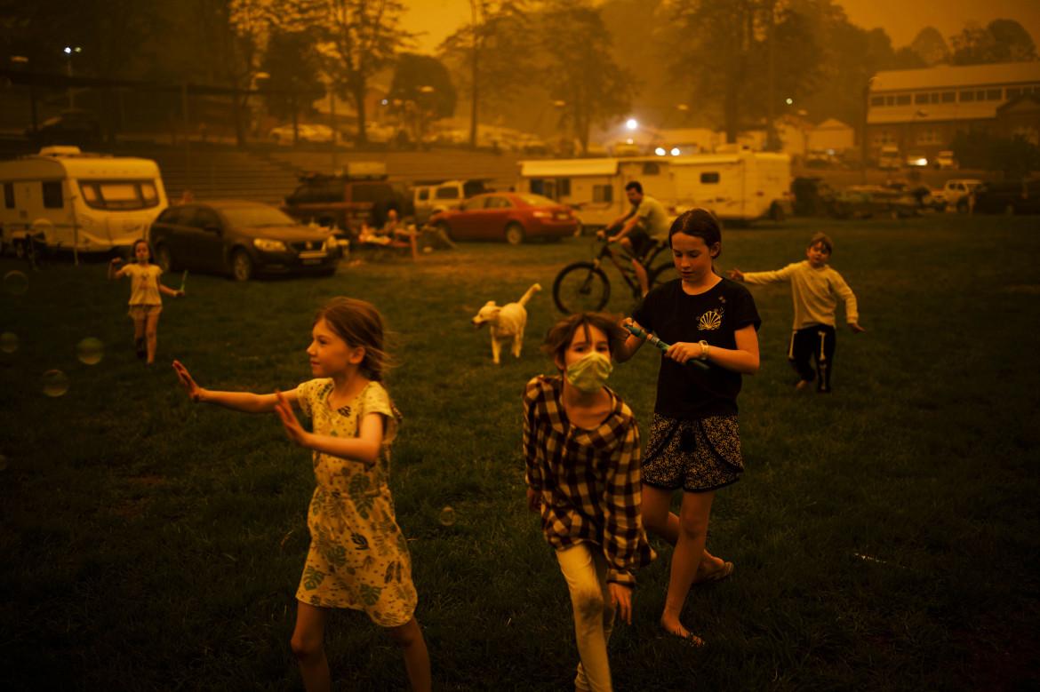 Fot. Sean Davey / Agence France Presse, &quot;Bushfire Evacuation Center&quot;. 2. miejsce kategorii Contemporary Issues class="wp-image-1128667" 