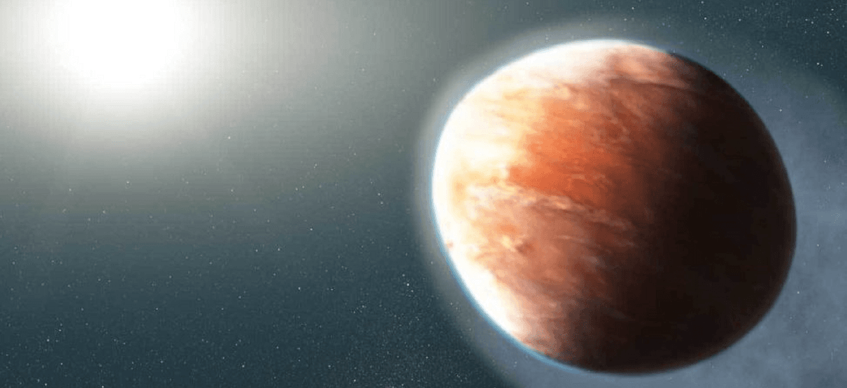 Metalowa planeta pozasłoneczna kształtem przypomina piłkę do futbolu