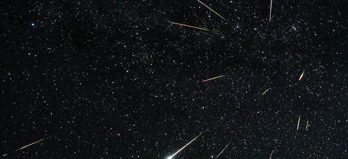 Lirydy - rój meteorów na niebie w kwietniu