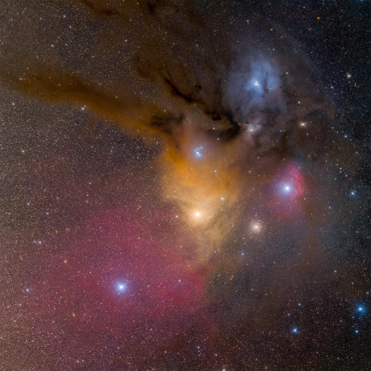Kompleks mgławic w Skorpionie. Jeden z najbarwniejszych i najbardziej zróżnicowanych fragmentów nocnego nieba. Zdjęcie z Namibii, 6 godzin naświetlania. Fot. Bartosz Wojczyński class="wp-image-1164538" 