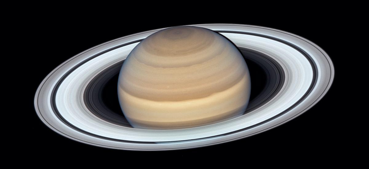 Pory roku na Saturnie trwają 7 ziemskich lat. Zdjęcia pokazują koniec lata na planecie