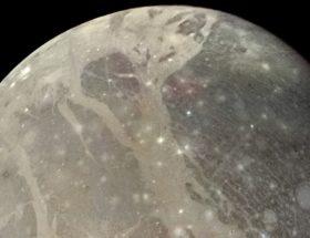 Sonda Juno sfotografowała bieguny Ganimedesa. To naprawdę wyjątkowy księżyc