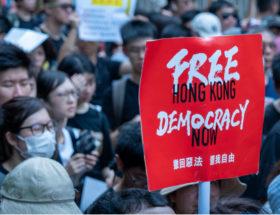 Oto koniec wolności w Hongkongu. Władze zatrzymują potentata mediowego. Z miasta uciekają kolejne technologiczne firmy