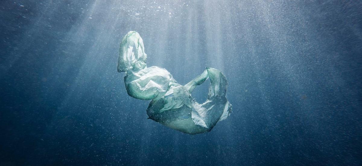 Górne 200 metrów oceanu zawiera nawet 21 milionów ton plastiku. I nie, liczba ta nie uwzględnia mikrowłókien