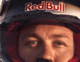Nowa reklama Red Bulla to szaleńczy lot dronem na jednym ujęciu