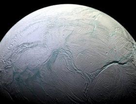 Świeżutki lód na powierzchni Enceladusa. Ten księżyc Saturna jest równie ciekawy jak Wenus